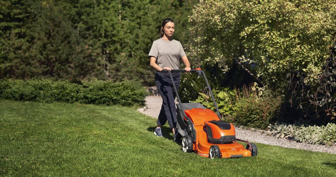 Husqvarna Akku-Rasenmäher LC 247i ohne Akku und Ladegerät