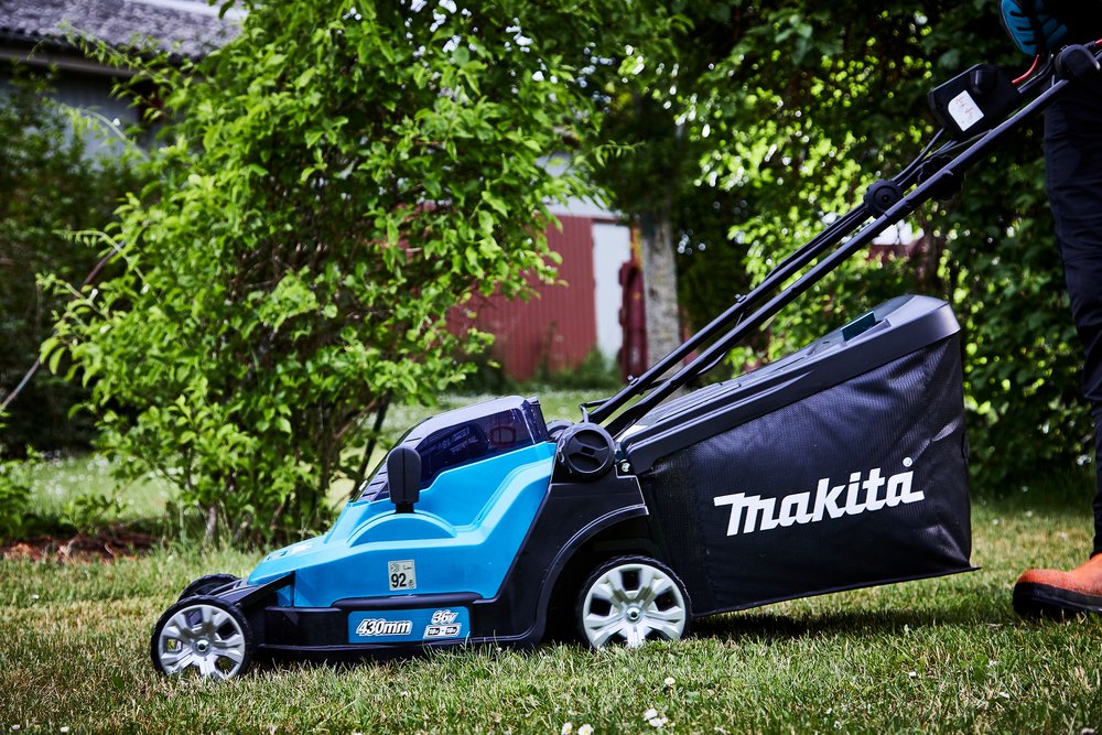 Makita Akku-Rasenmäher DLM432PT2 mit 2 Akkus 5 Ah und Doppelladegerät